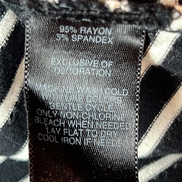 🖤WHITE HOUSE BLACK MARKET BLACK & WHITE STRIPED TOP KEYHOLE BACK SIZE SMALL🖤🤍 - Picture 15 of 16